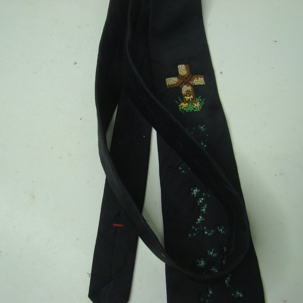 City Streets Neck Tie with Cross